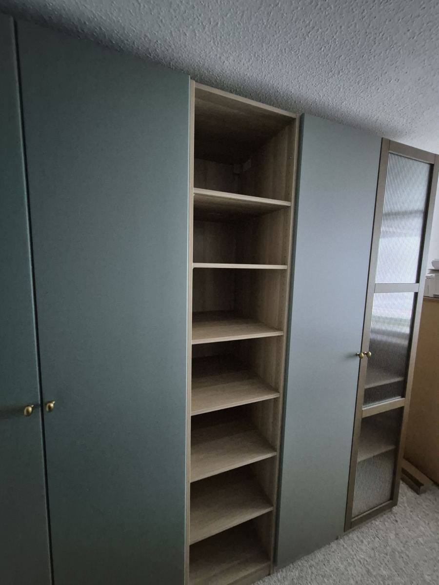 PAX Kleiderschrank in Grün mit Riffelglastür