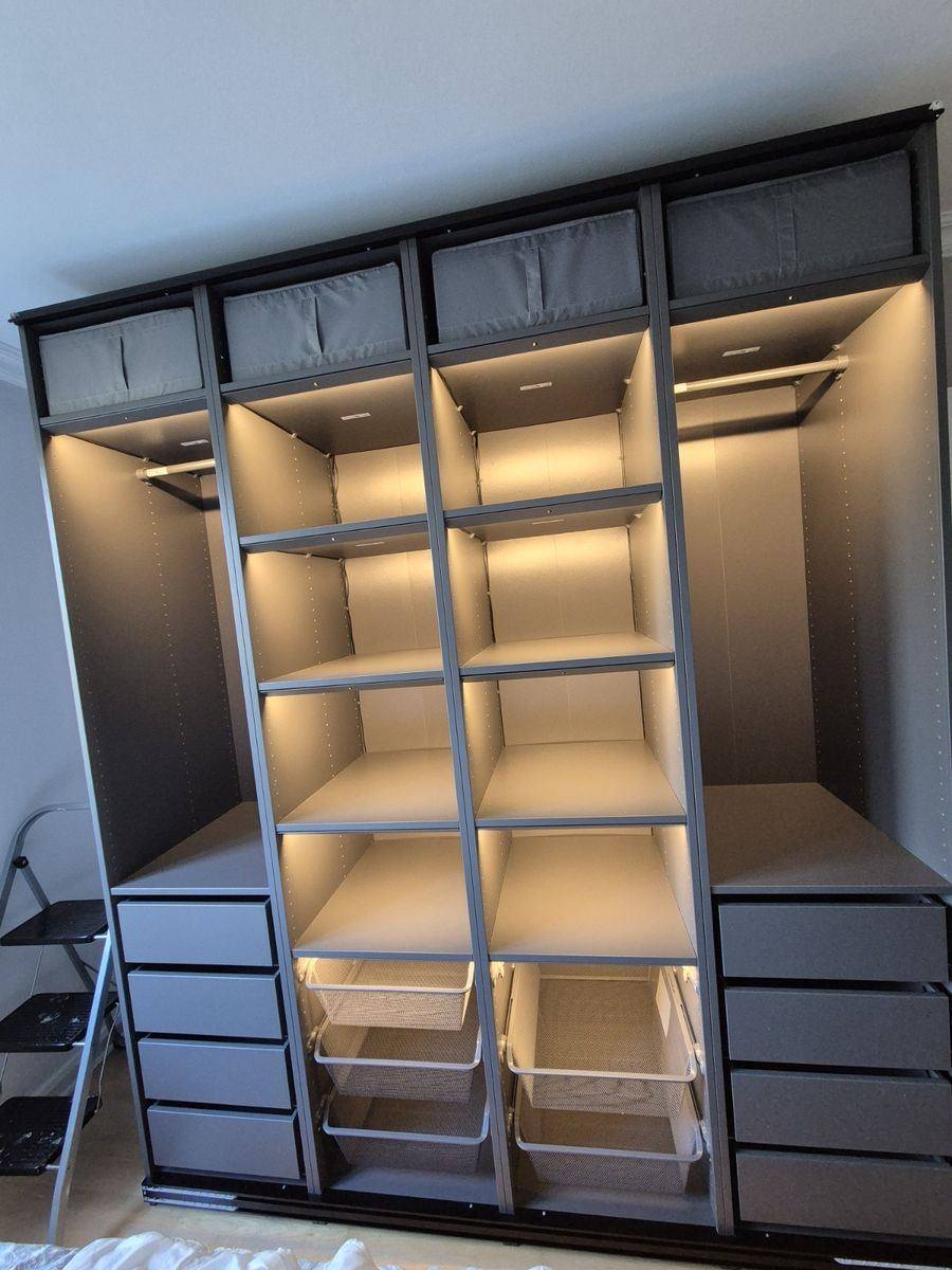 Kleiderschrank mit LED-Beleuchtung