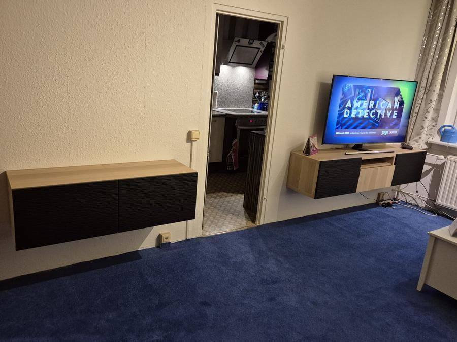 BESTÅ TV-Bänke an der Wand montiert