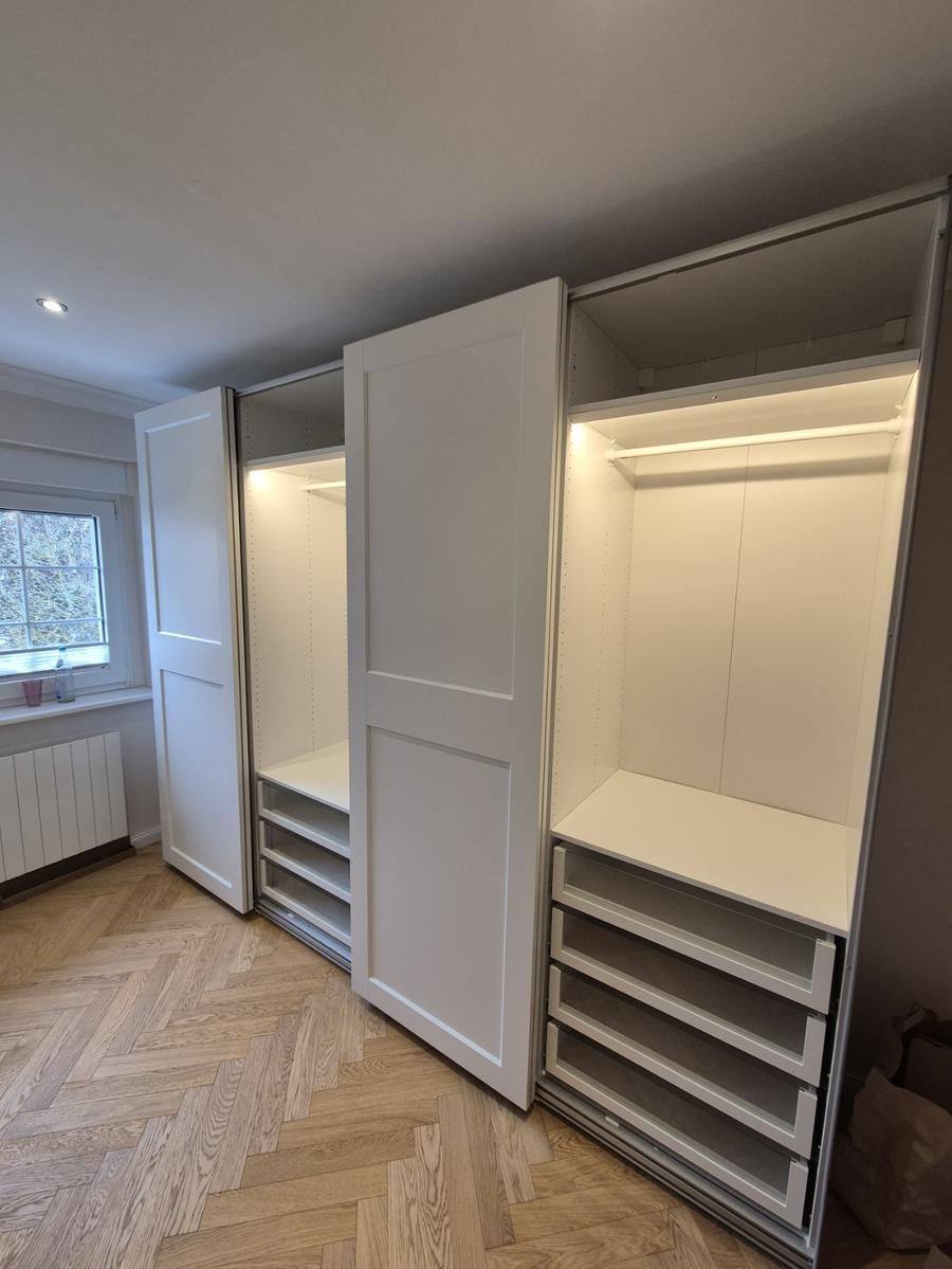 PAX Kleiderschrank mit Schiebetüren und LED-Beleuchtung