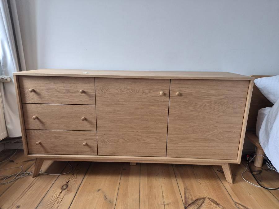 Sideboard aus Eiche montiert