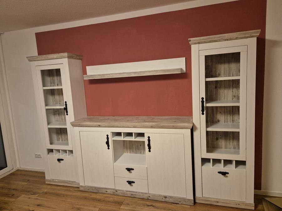 Wohnwand im Landhausstil mit Vitrinen