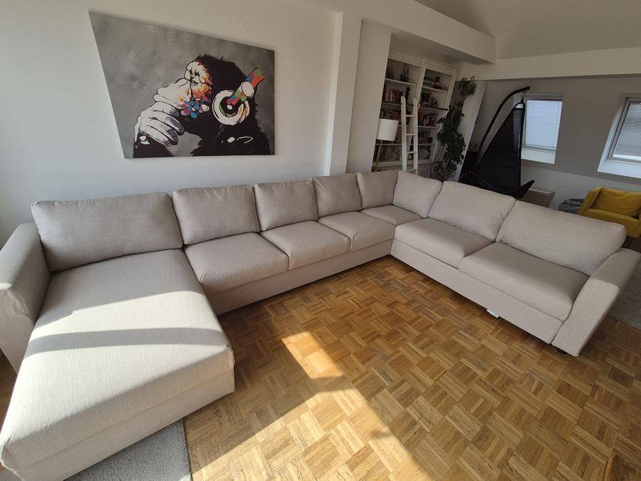 Großes Ecksofa montiert